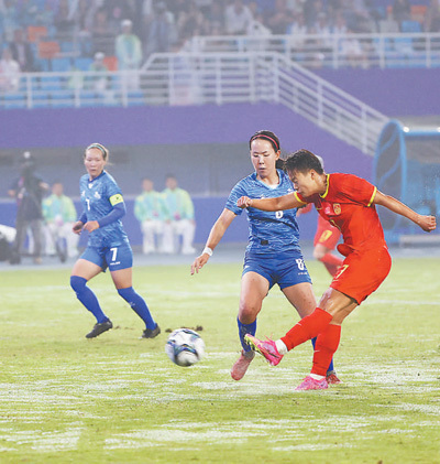 9月22日，亚运女足小组赛，中国女足以16∶0战胜蒙古国女足。图为队员在比赛中。本报记者 张武军摄