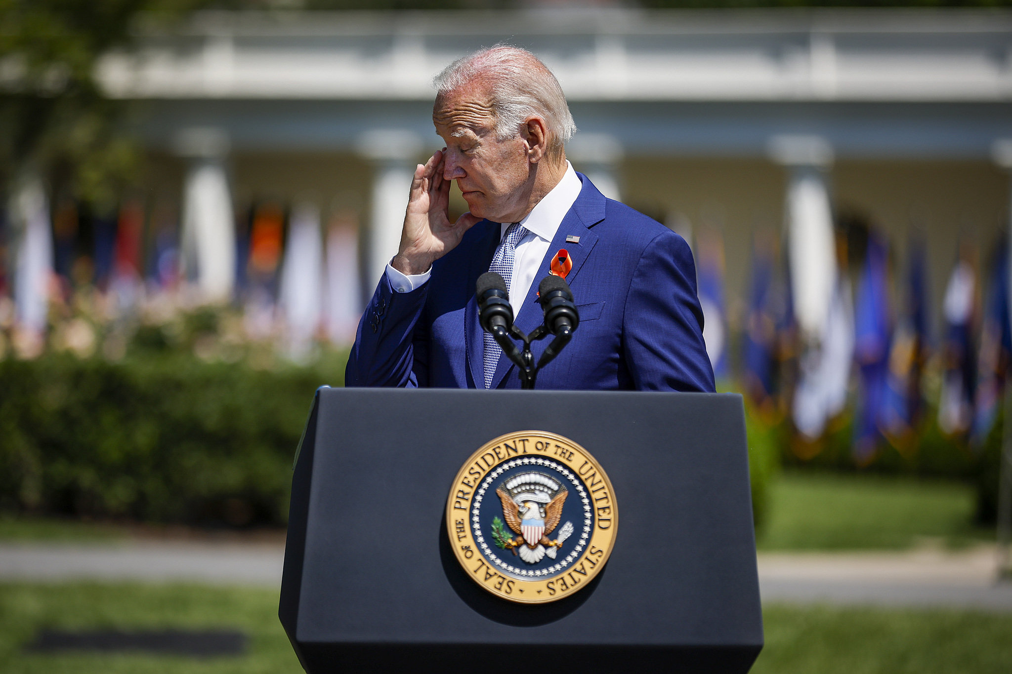 缅甸军方开枪驱散抗议者街头出现装甲车| 缅甸政变| 仰光| 大纪元, image size:2048x1365