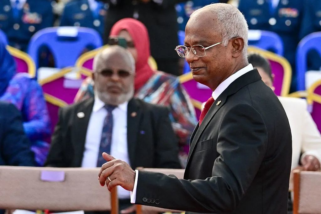 11月17日，马尔代夫当选总统穆伊兹宣读就职誓言。图/视觉中国