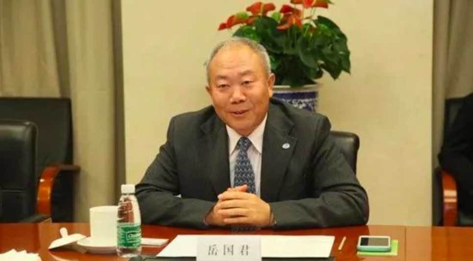 据岳国君介绍,酒精消毒液是一种含乙醇含量为 70%-80% 的消毒剂,安全高效、易于使用。2020 年初,新冠肺炎疫情的突然爆发,酒精消毒液作为重点防控物资,在疫情防控中发挥了重要作用。