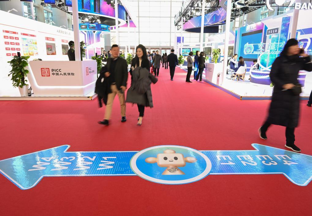 11月29日,在链博会会场随处可见带有“链氪”形象的道路导引标识。吉祥物“链氪”名称中“链”代表供应链的链接,而“氪”则是指一种产生光亮的化学元素。“链氪”代表了通过链博会推进供应链互联互通,走向中国式现代化和全球共同繁荣的光明未来。(新华社记者李贺摄)