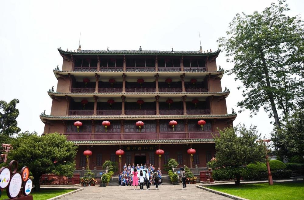 6月13日，在广州博物馆镇海楼前，参观者合影留念。新华社记者 邓华 摄