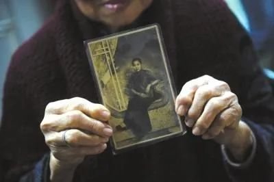 图片来源《京华时报》:黄月蓉姑婆展示自己年轻的时候