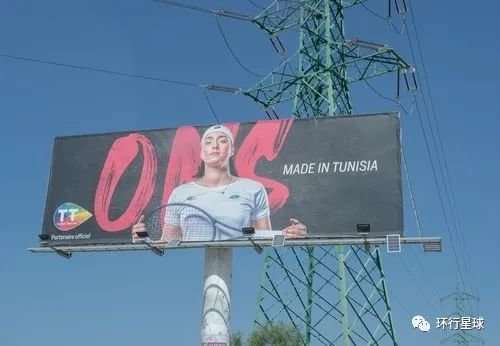 突尼斯街头，印着贾巴乌尔肖像的广告牌