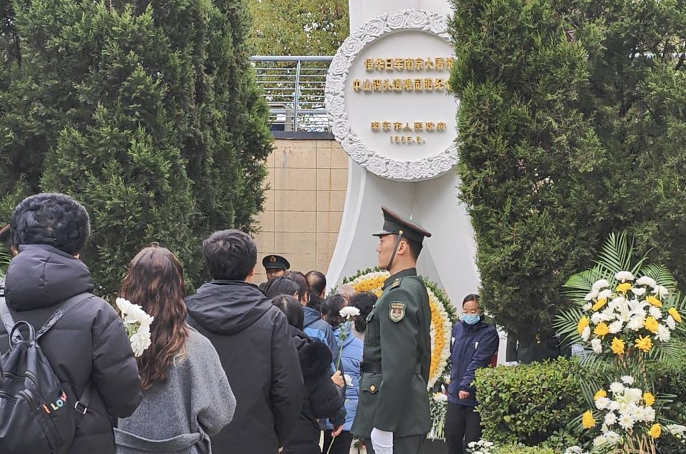 12月13日，南京各界群众在中山码头丛葬地参加悼念活动。新华社记者刘宇轩 摄