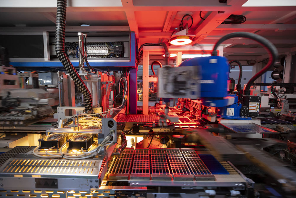 ▲2月23日,在宁夏吴忠,自动化设备在加工光伏组件。