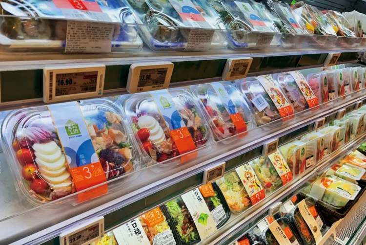 2022年8月3日,北京。超市里的轻食简餐售卖区。(图 / 视觉中国)