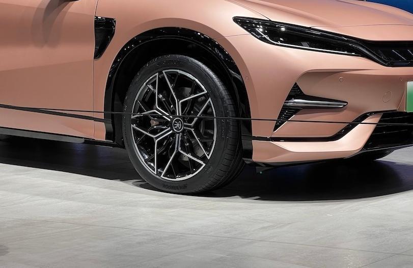 【成都车展】人送外号“最美比亚迪”,配色猛男芭比粉?宋L亮相