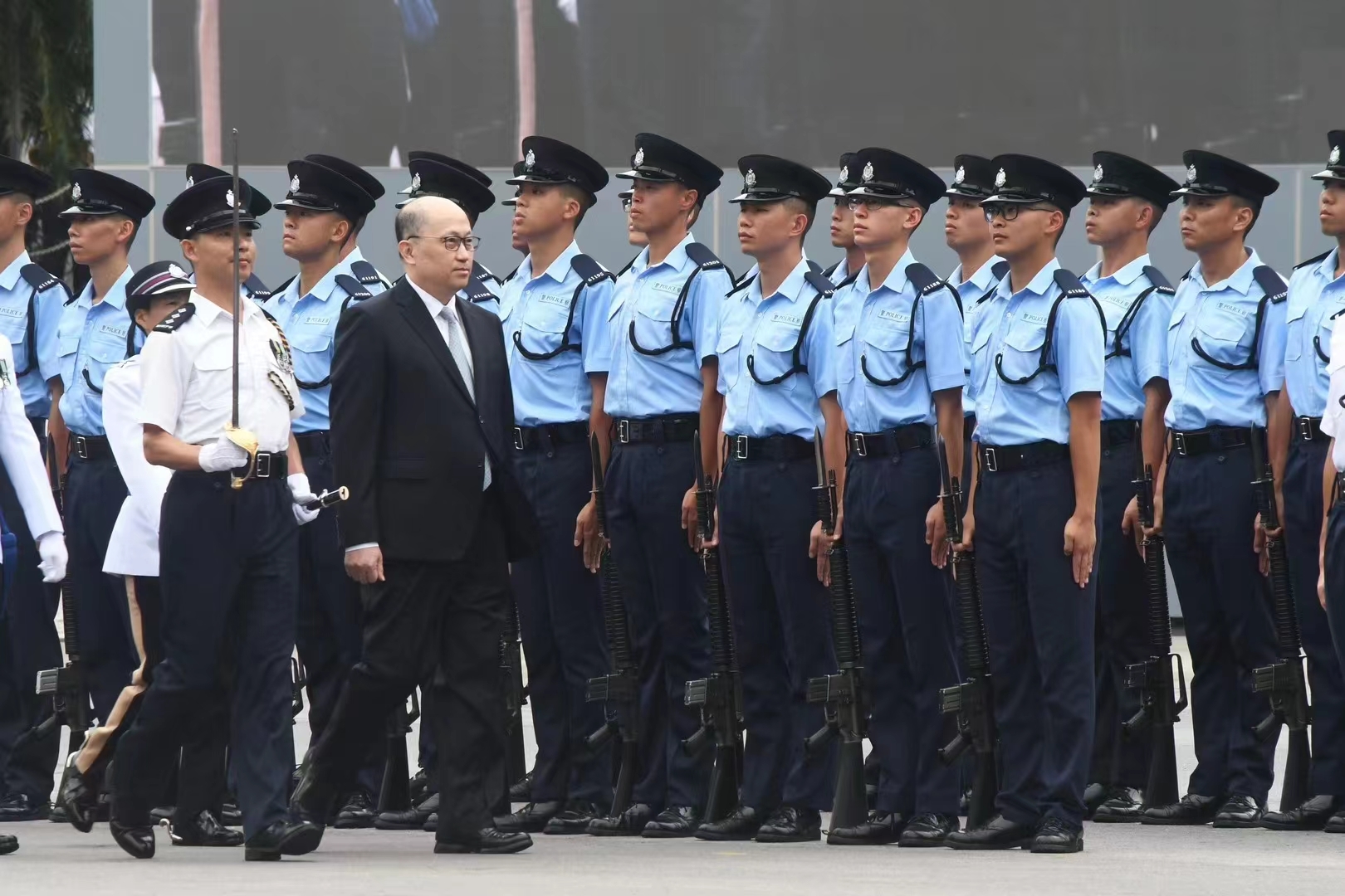 香港中聯(lián)辦主任鄭雁雄首次出席香港學院結業(yè)會操并擔任檢閱官