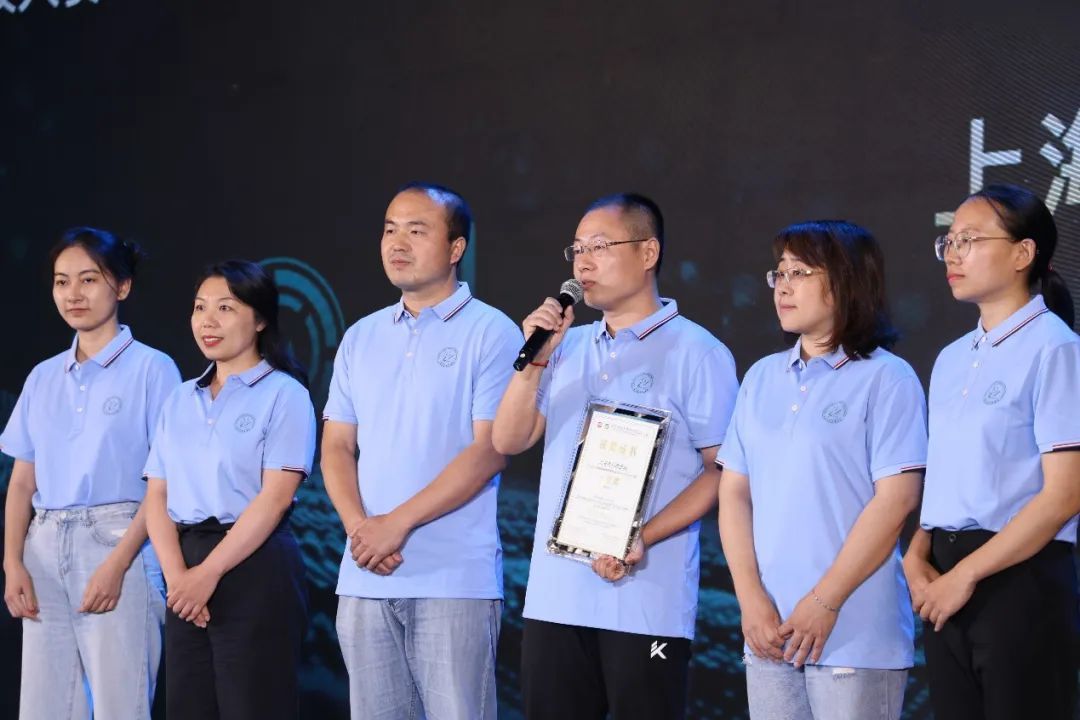 颁奖仪式上的上海农科院队，右三为队长何立中