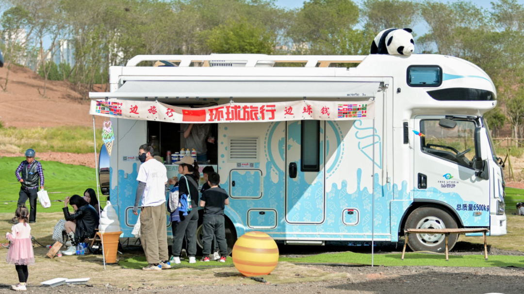 帶有冰淇淋機(jī)和售賣窗口的房車。（圖/張青稞供圖）