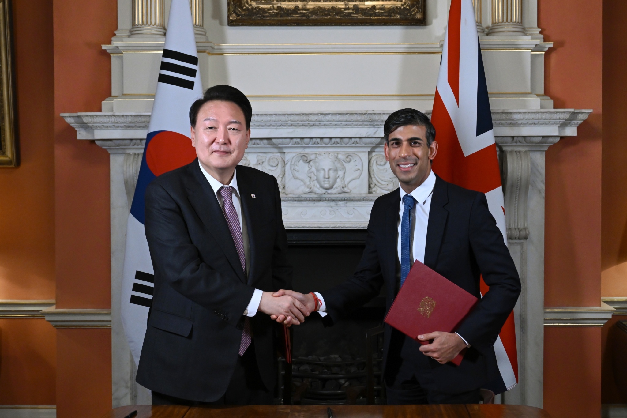 当地时间2023年11月22日，英国伦敦，韩国总统尹锡悦同英国首相苏纳克签署了一项旨在强化两国经济和军事关系的协议。