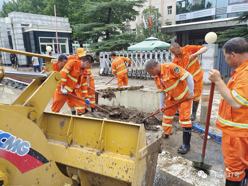 8月1日，西城区扫雪车驰援门头沟清淤。新京报记者 王嘉宁 摄