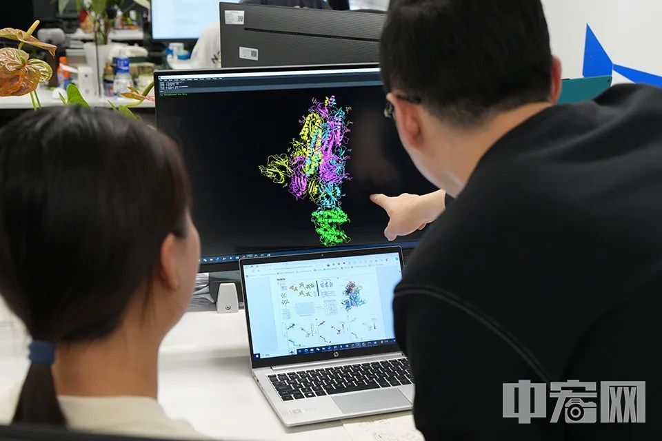 类似于通过大数据模型训练智能机器触手对人类心脏部位开展医学检测的研究，在智源院大楼内还有很多，诸如研究生物蛋白分子结构，研究病毒表面蛋白分子结构等，每一项应用场景拓展方向，都以大数据模型为核心。显示出数字技术在科技创新中的作用愈加显著，同时，大数据模型在民生经济领域的应用前景非常广阔。图为技术人员查看蛋白质模型。中宏网记者 富宇 摄