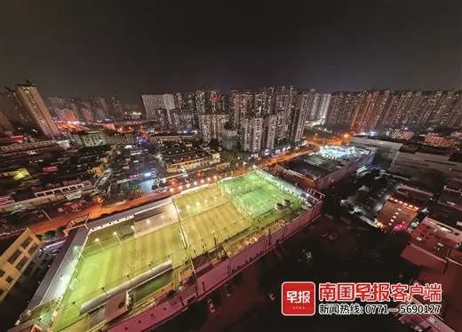 ▲2月15日晚9时,市民在位于南宁市兴宁区兴桂路附近的空中足球场踢球。南国早报记者 邹财麟摄