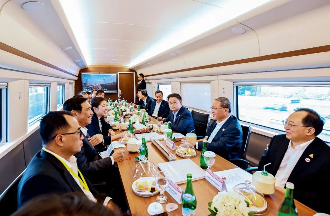 9月6日下午，正在印度尼西亚访问的国务院总理李强考察中印尼合作项目雅万高铁。印尼对华合作牵头人、统筹部长卢胡特，交通部长布迪陪同考察。图/新华