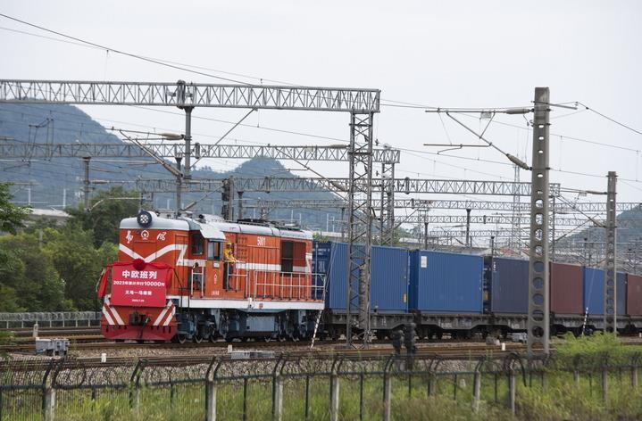 满载110个标箱出口货物的X8020次中欧班列从铁路义乌西站鸣笛启程,前往西班牙马德里(7月29日摄)。新华社发(时宽兵 摄)