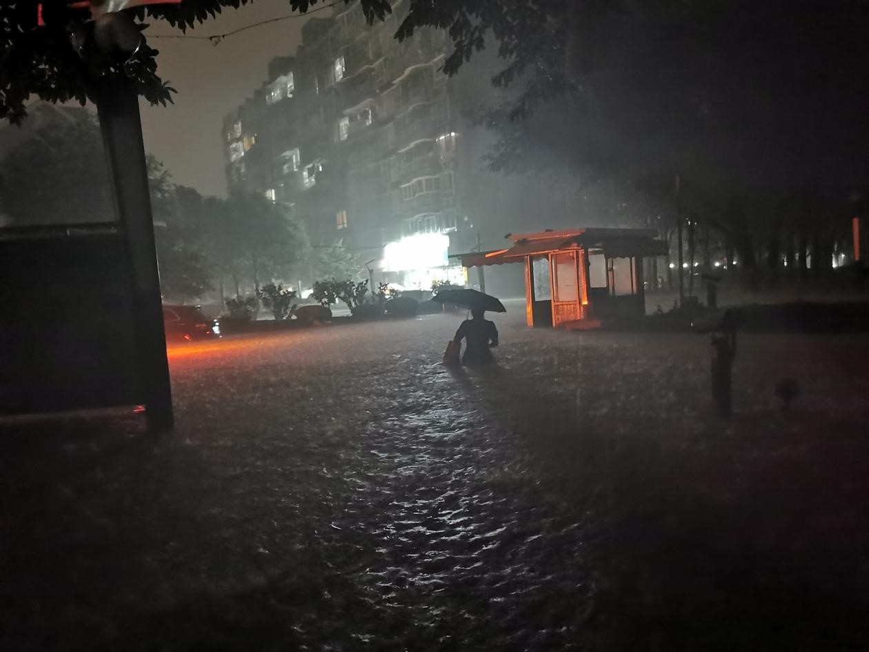 9月5日深夜，台风“海葵”引发强降雨让路面大量积水，市民涉水而行。受访者陈春强 供图