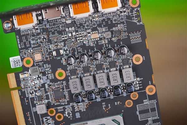 中国特供!蓝宝石AMD RX 6750 GRE 10GB白金版图赏