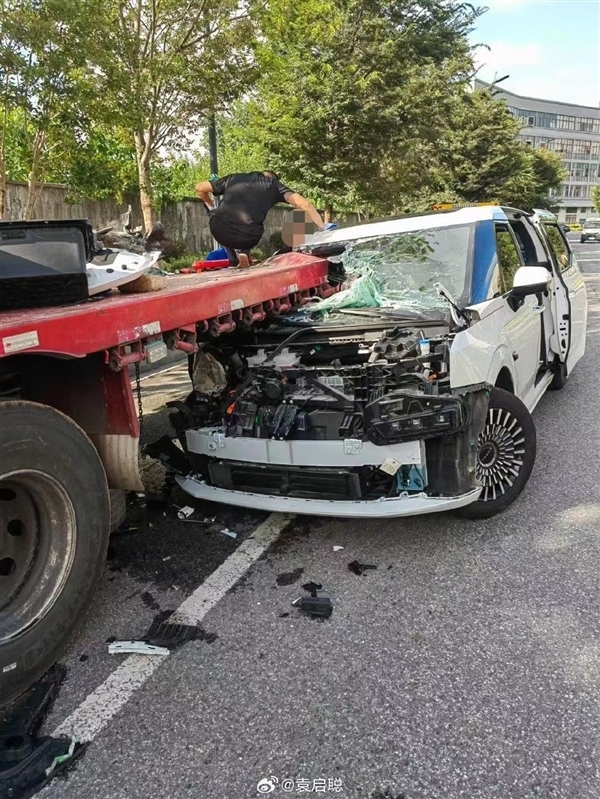 真公路坦克!极氪009追尾货车:双A柱硬的离谱 几乎无弯折