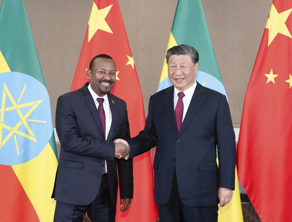 当地时间8月23日下午，国家主席习近平在约翰内斯堡出席金砖国家领导人会晤期间会见埃塞俄比亚总理阿比。