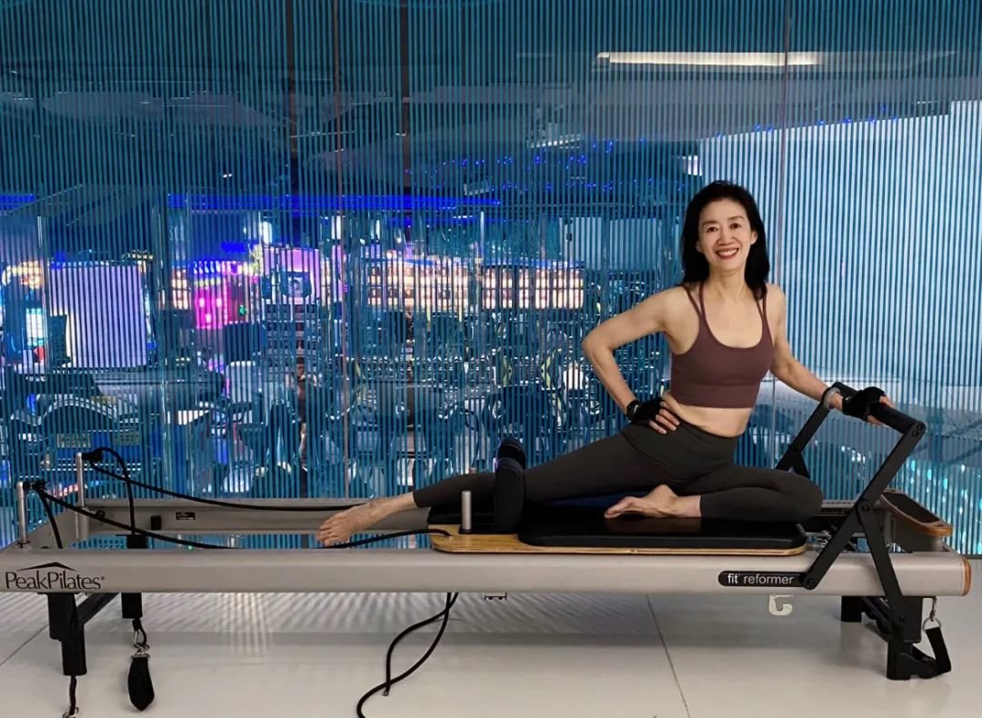 62岁的李真在健身房。受访者供图