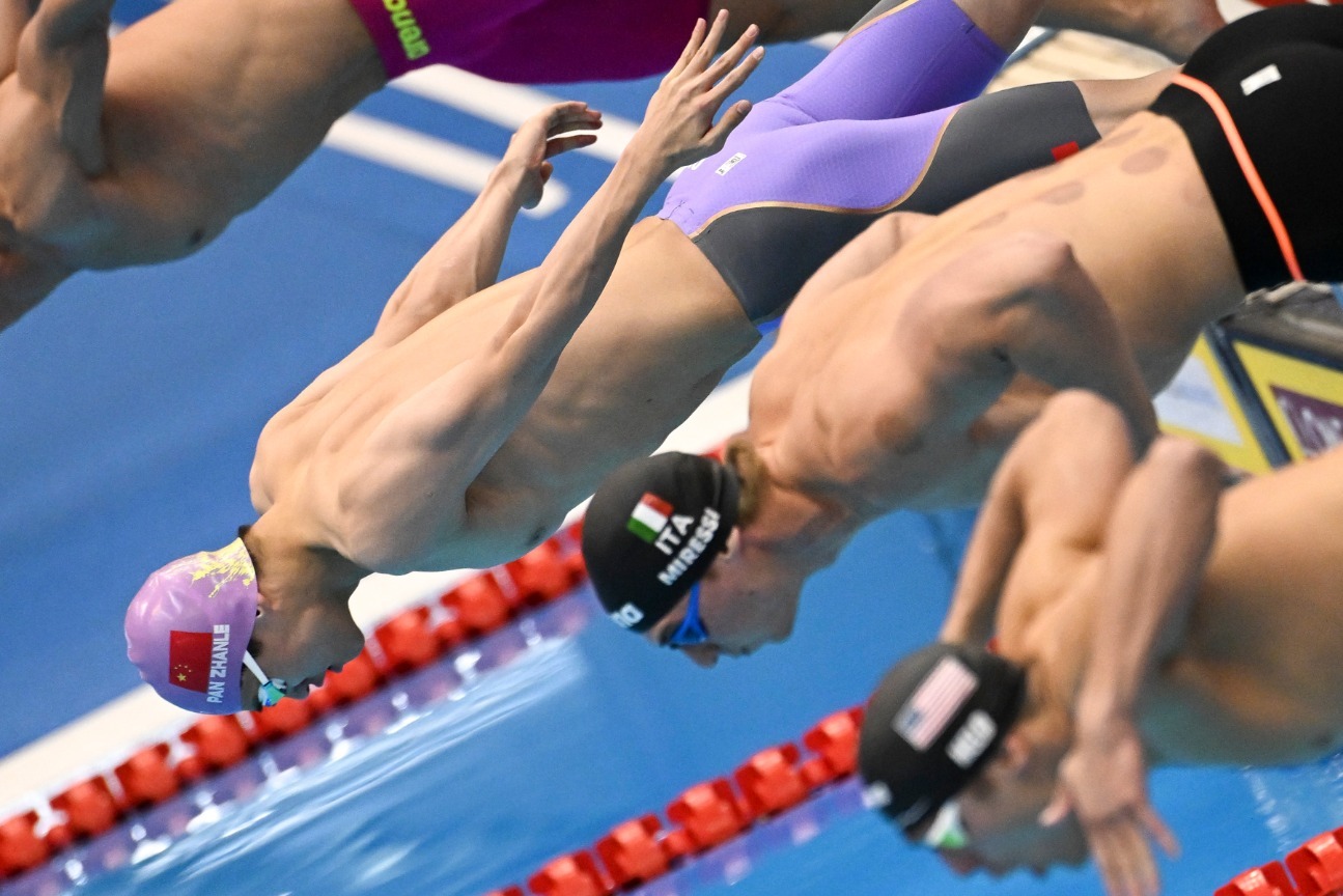 7月23日，中国队第一棒选手潘展乐在男子4X100米自由泳接力决赛中出发。新华社记者许畅摄
