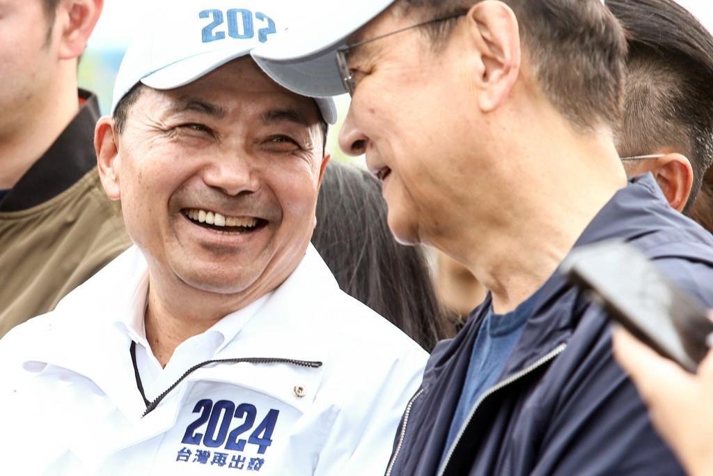 岛内民调:国民党逆转超车,“侯康配”首超“赖萧配”_凤凰网