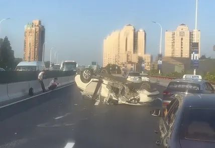 突发！上海延安高架一轿车翻得“四脚朝天”，一人受伤丨上海延安高架路视频