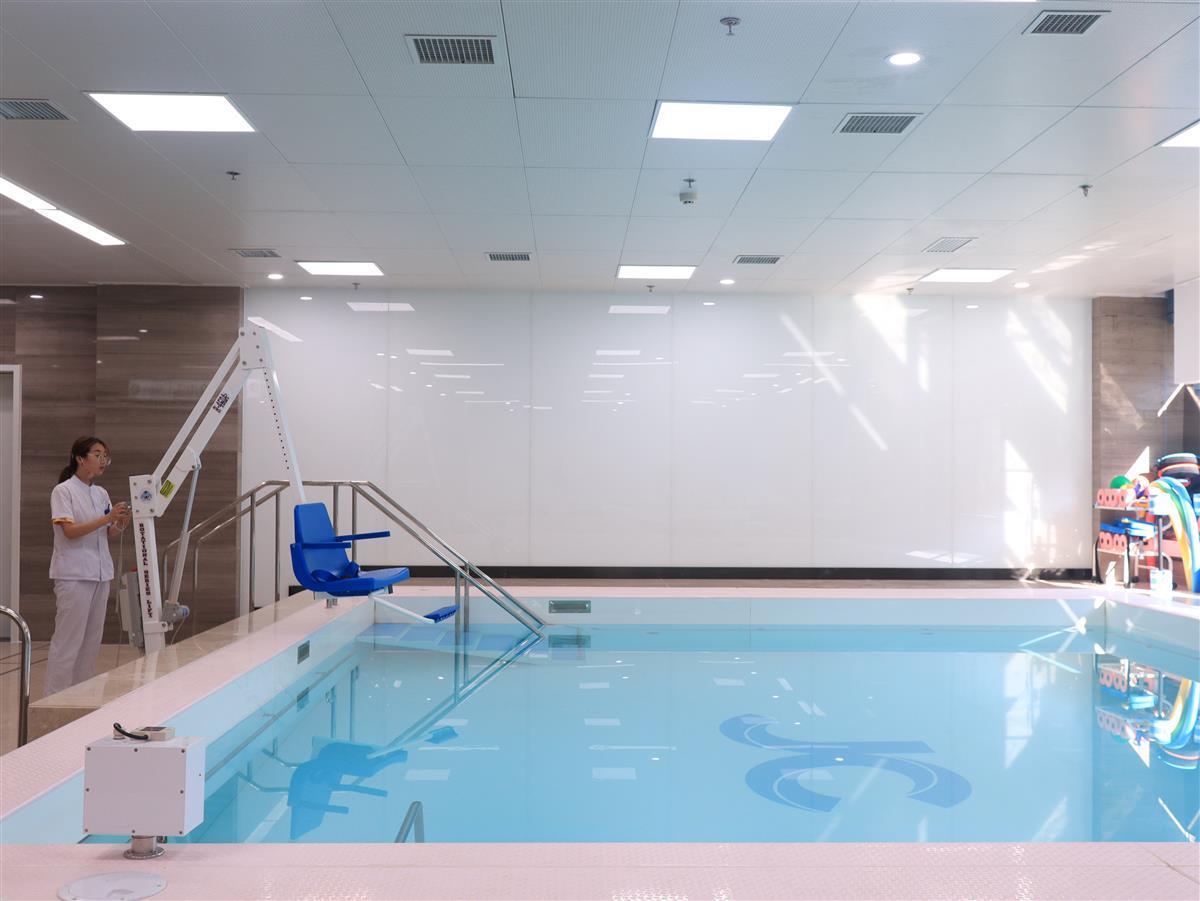 水疗康复怎么做的不吃药来“泡澡”，康复师为保患者安全每天坚持锻炼，探秘襄阳唯一一家医院水疗中心_https://www.jmylbn.com_新闻资讯_第2张