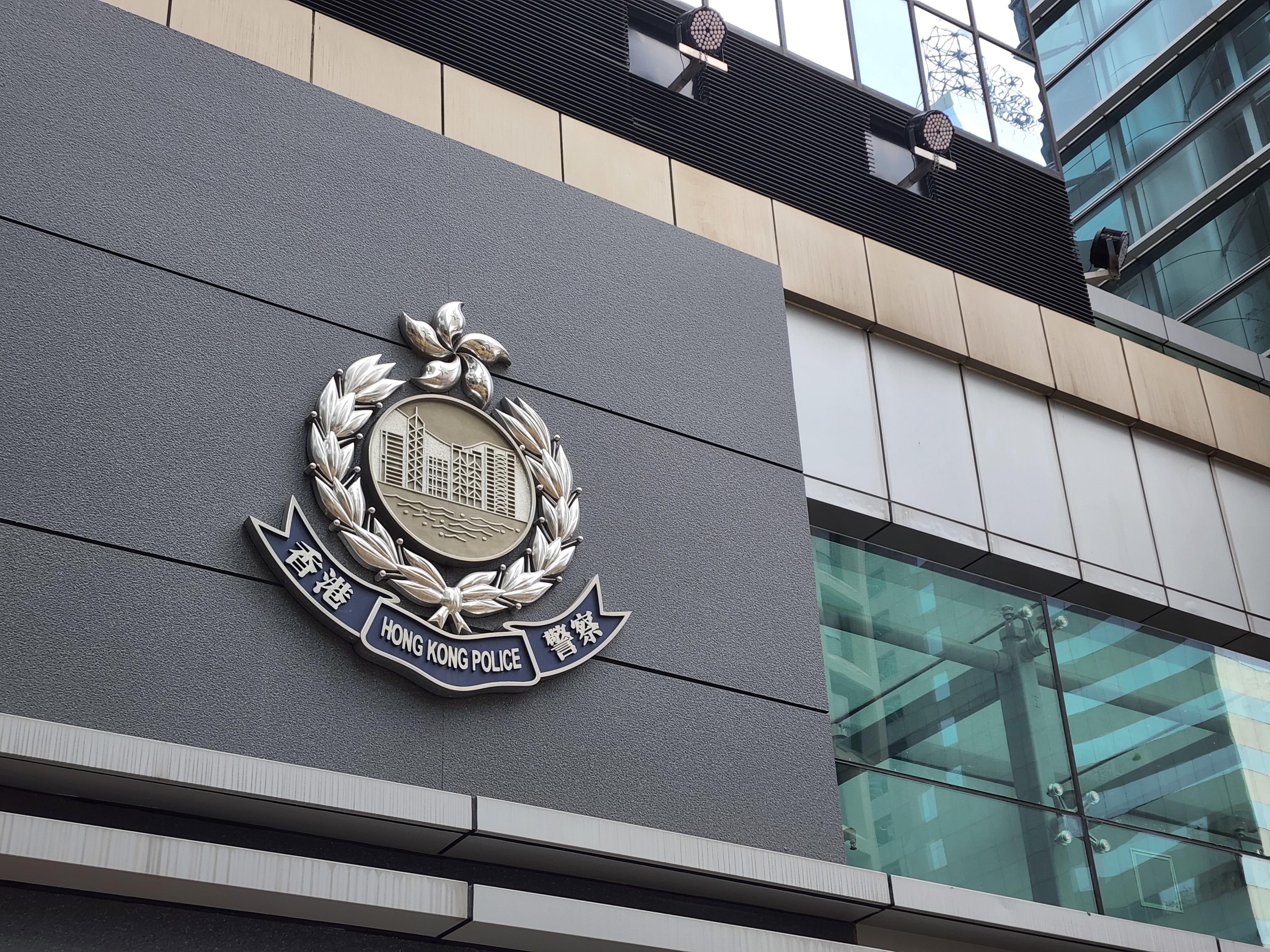 JPEX案｜警方以涉嫌串谋诈骗拘捕林作和陈怡过千人报案_凤凰网