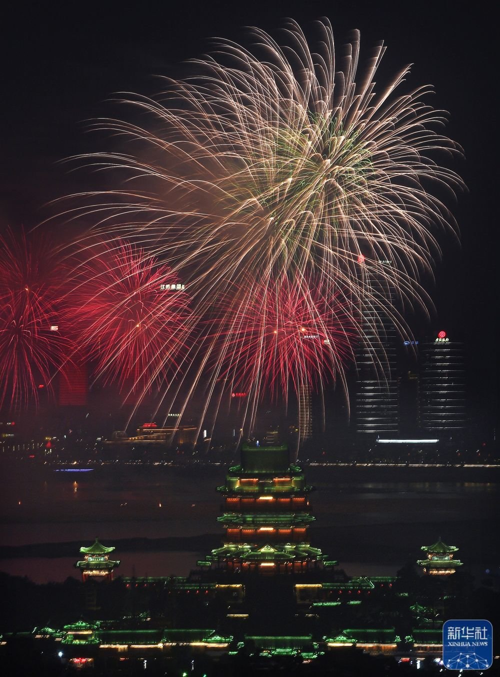 这是1月22日拍摄的2023年南昌市迎春烟花晚会。新华社记者 万象 摄