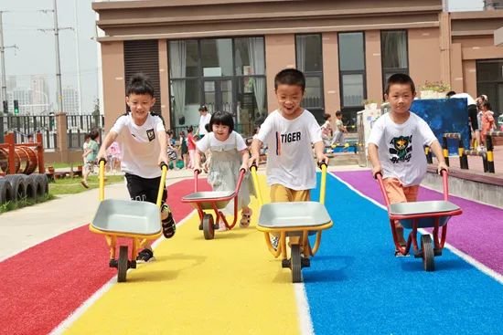 孩子们推着小车在赛路。本文图片由“奇色花”幼儿园提供