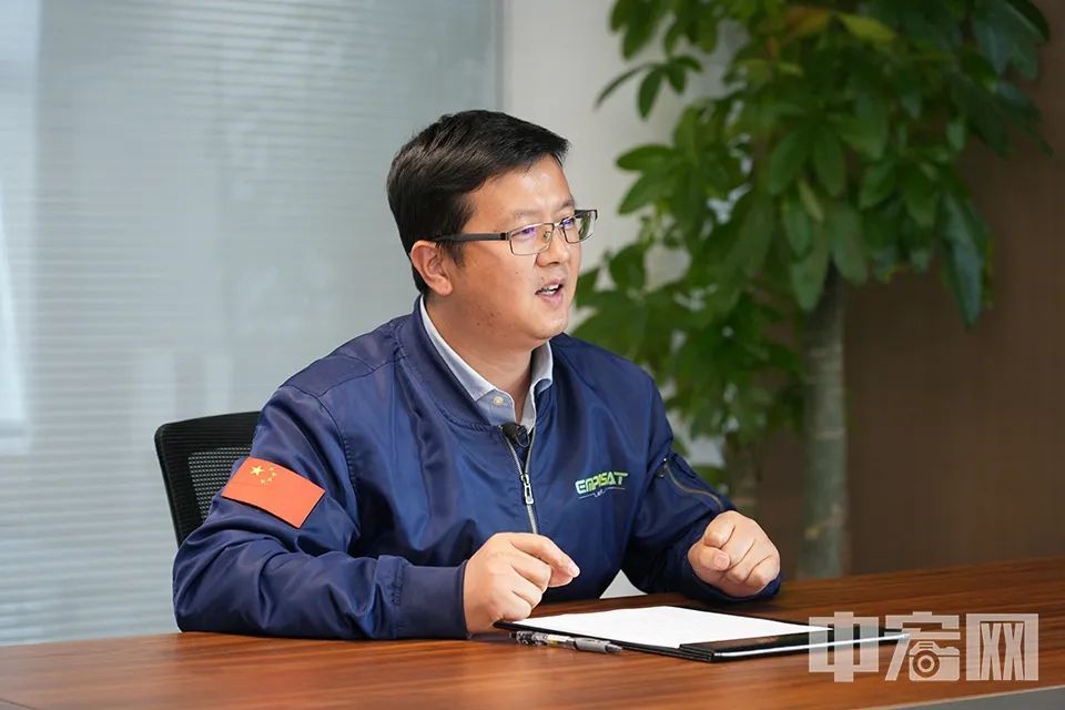 航天驭星CEO董玮表示，虽然我国起步较晚，但是中国的商业航天产业发展十分迅猛。2021年我国发射了90多颗卫星，其中商业卫星30余颗。到了2022年中国发射卫星数量已经达到180余颗，其中商业卫星高达100余颗，增长趋势非常明显。中宏网记者 富宇 摄