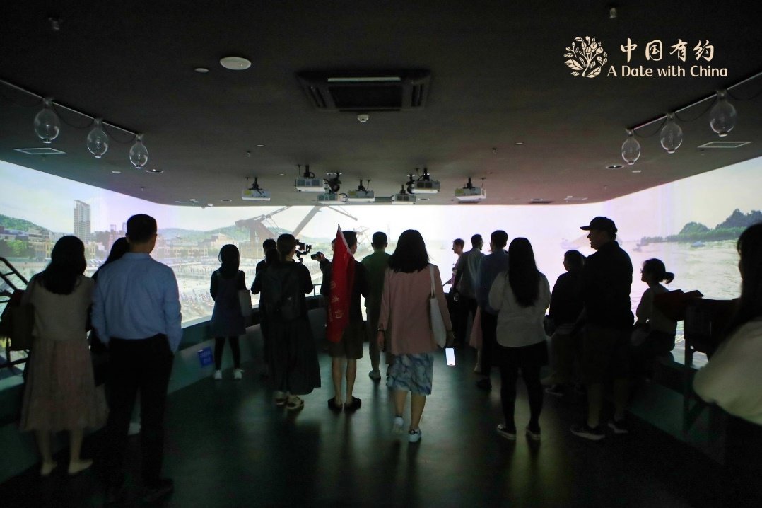 采访团通过沉浸式短片项目了解鱿钓全过程