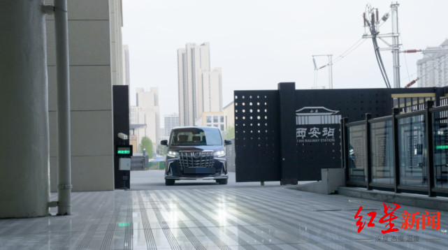 ↑企业宣传片中显示,接送旅客的私家车可驶上西安北站站台
