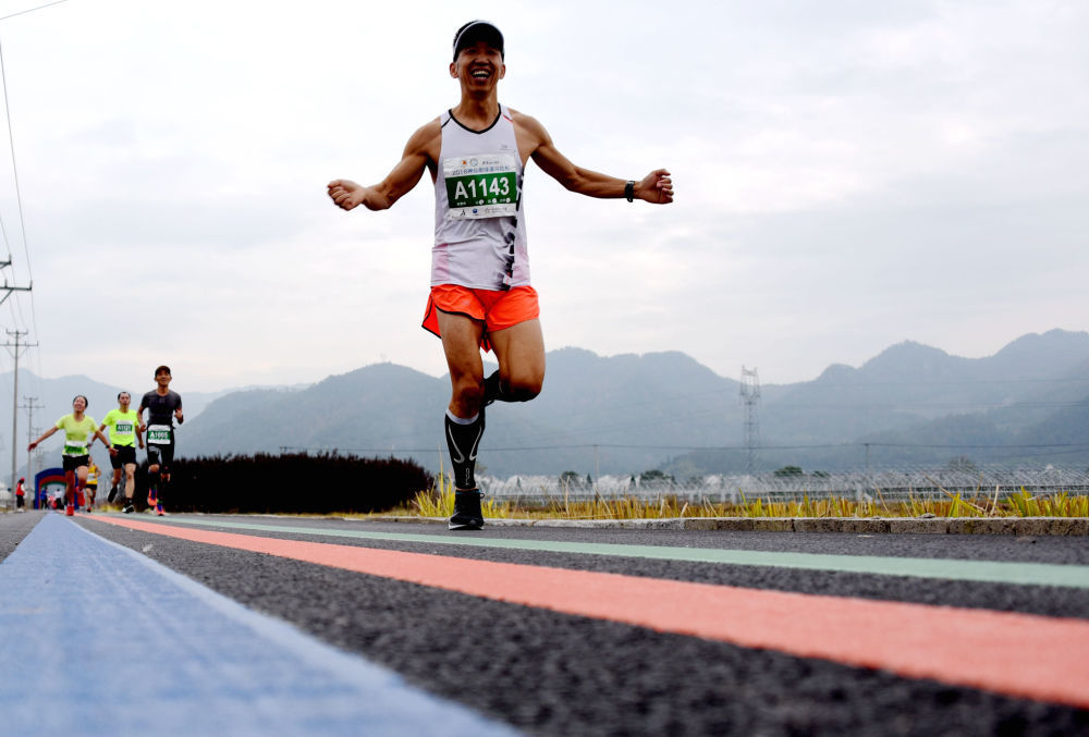 选手们参加神仙居绿道马拉松。