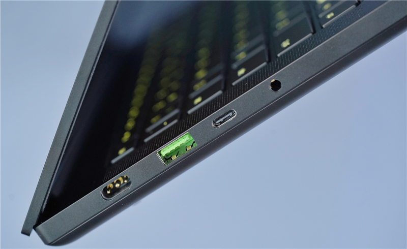 散热最强的14寸轻薄本!雷蛇灵刃14 2023评测:满血锐龙9 7940HS和满血RTX 4070 Laptop