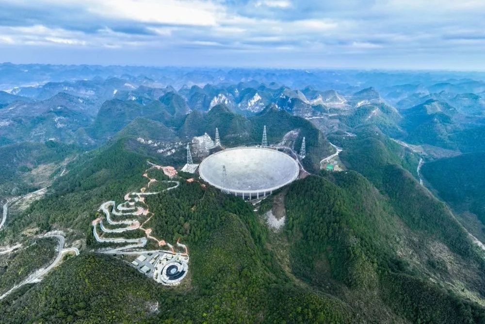 被誉为“中国天眼”的500米口径球面射电望远镜FAST 图源：新华社