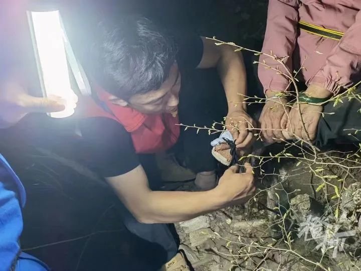 (图为刘金艺生前救援时,为被困者包扎伤口)