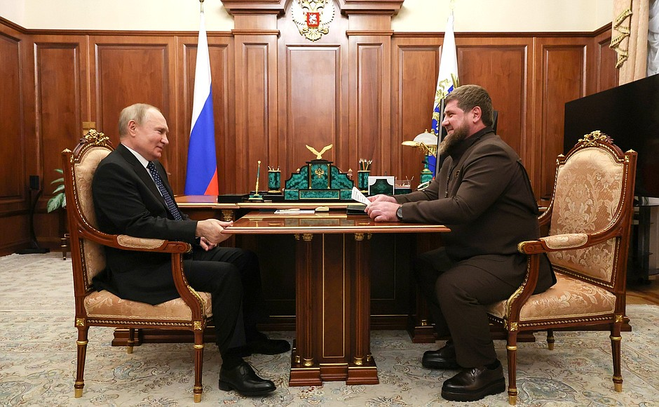 普京（左）3月13日在克宫接见卡德罗夫（右）的画面，图源：克宫网站