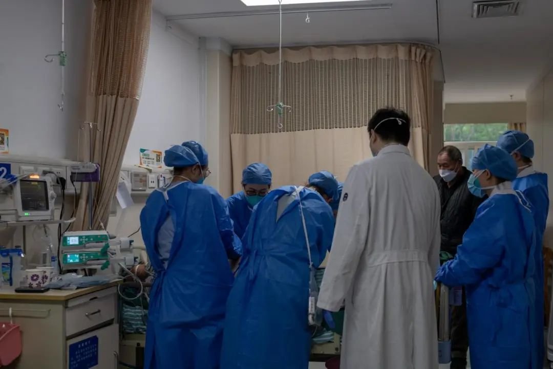 为患者翻体位,通常需要多名医务人员参与/田栋梁 摄