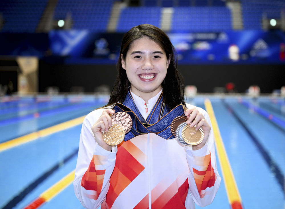 资料图:张雨霏与奖牌合影。新华社记者 夏一方 摄