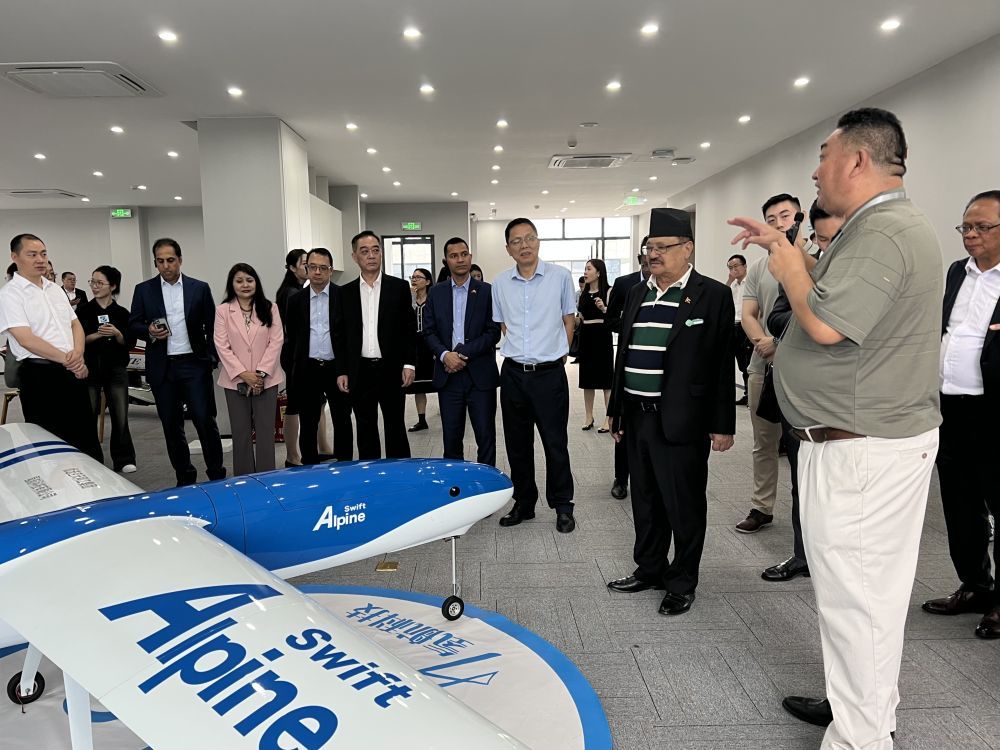 8月30日,驻华使节在浙江省湖州市参观浙江氢航科技有限公司。新华社记者 冯歆然 摄