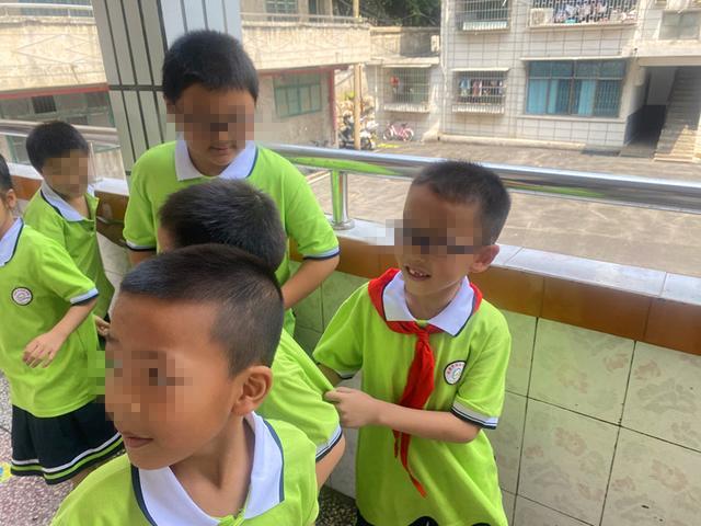 重获正常视力 与同学们课间游戏