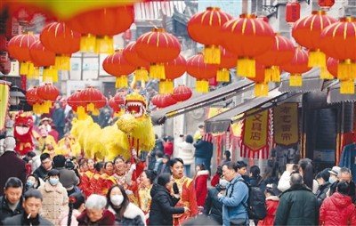 春节期间，重庆高新区走马古镇一支舞龙队伍的精彩表演吸引众多游客驻足观看。王欣悦 雷 键摄影报道