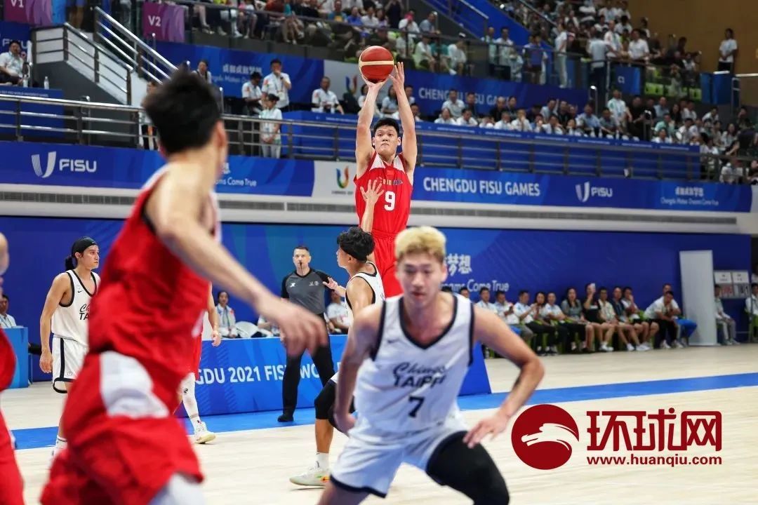 中国大学生男子篮球队队员张宁在比赛中 环球时报-环球网/崔萌 摄