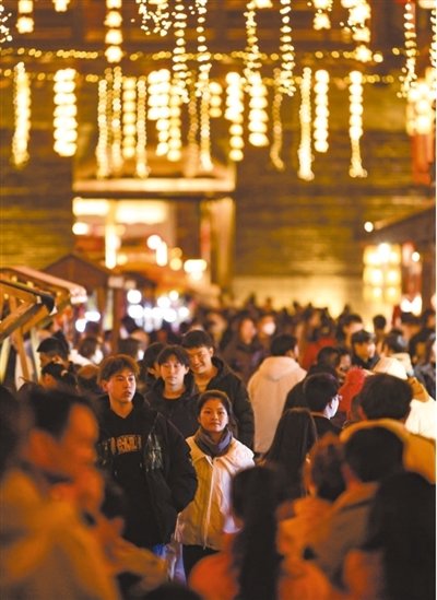 近日，江西省赣州市章贡区江南宋城历史文化街区内游人如织。