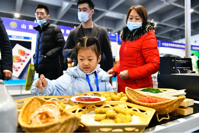 2月24日，2023中國(guó)（日照）海洋食品預(yù)制菜發(fā)展大會(huì)在山東日照舉行。圖為市民在品嘗預(yù)制菜。新華社記者 郭緒雷 攝