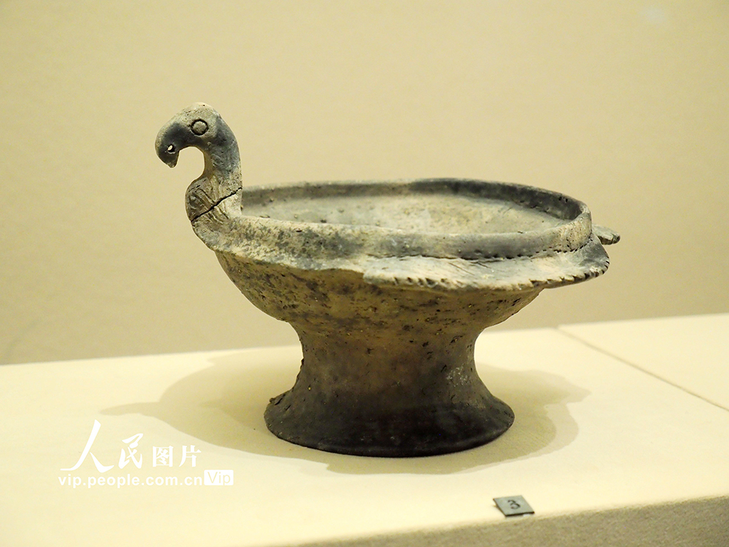 2023年11月8日,北京,中国国家博物馆“远古江南·海陆山河——河姆渡文化发现50周年考古成果特展”对公众开放。 展览分为“古渡新声”“潮起东南”“探海溯源”三个部分,展出河姆渡遗址、田螺山遗址、塔山遗址、井头山遗址等出土的陶器、石器、骨器、贝器、木器、编织物等文物324件(套)。杜建坡摄(人民图片网)